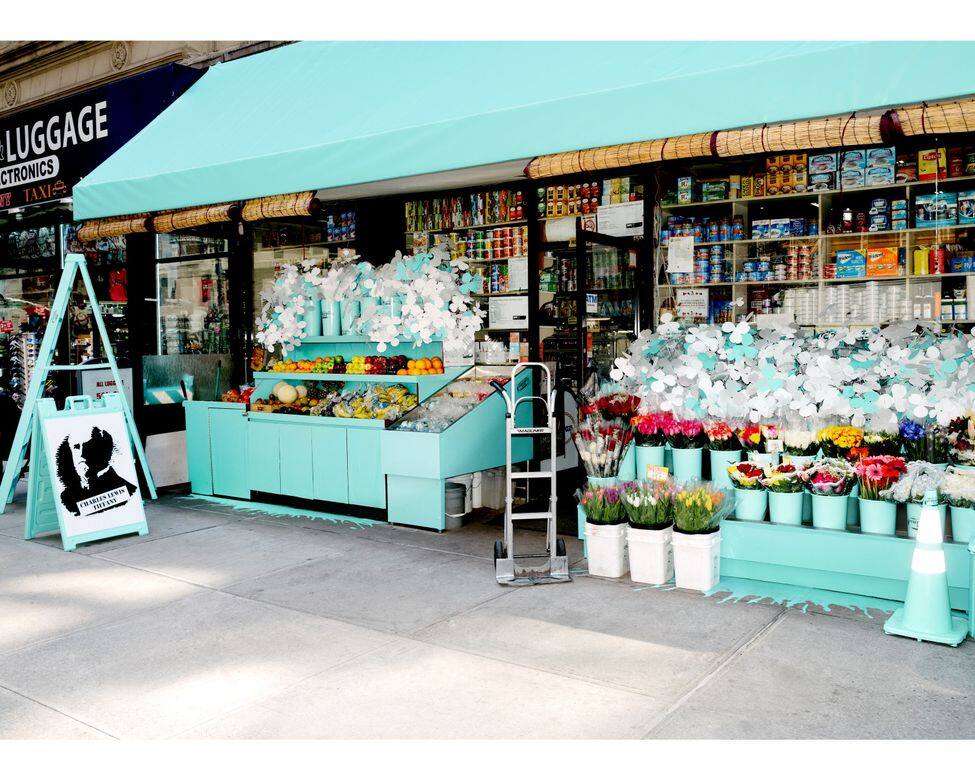 街旁的便利小店也充斥着Tiffany Blue®色彩，配上七彩的花卉美麗動人，令人忍不