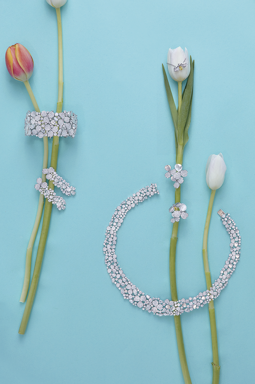 左至右：Tiffany Paper Flowers™系列高級珠寶系列鉑金鑲鑽手鏈高級珠寶系列鉑金鑲鑽