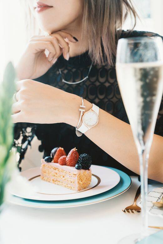 18K玫瑰金配白色鱷魚皮錶帶的Tiffany Metro腕錶，帶來非常優雅純潔的感覺，就