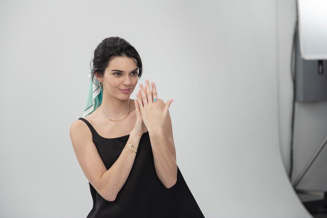 Kendall身穿一襲簡約的小黑裙,讓頭上的Tiffany Blue絲巾和身上的首飾更加突出。 Kendall身穿一襲簡約的小黑裙,讓頭上的Tiffany Blue絲巾和身上的首飾更加突出。