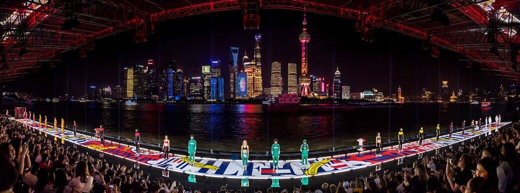 上海港國際客運中心化身時尚舞台，以上海市獨一無二的天際線為背景