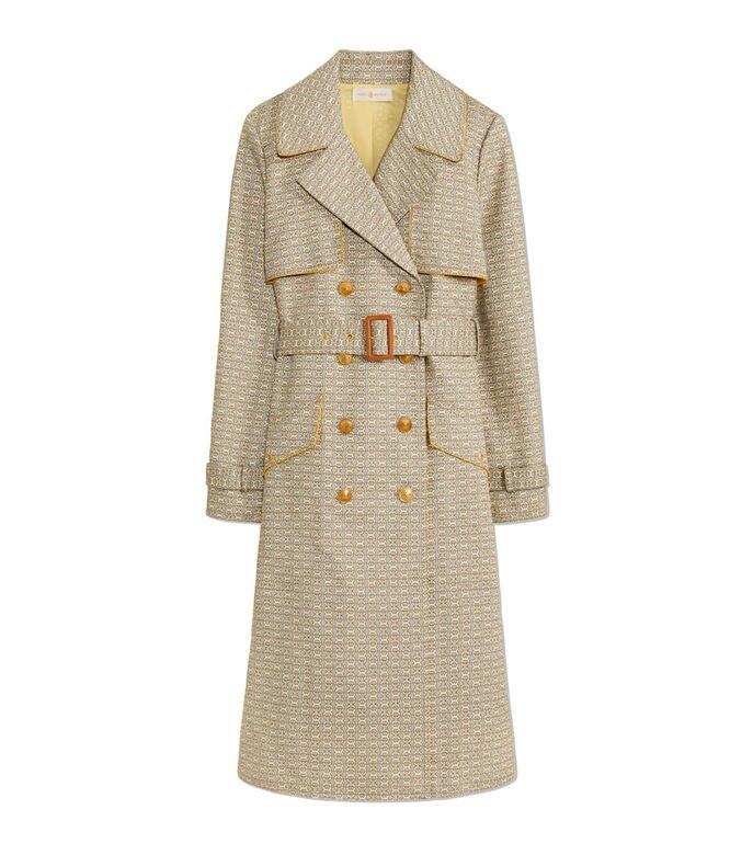 Trench Coat印上Iconic Gemini Link圖案,巧妙地用上金色鈕扣及腰帶扣,復古味十足。 Trench Coat印上Iconic Gemini Link圖案,巧妙地用上金色鈕扣及腰帶扣,復古味十足。