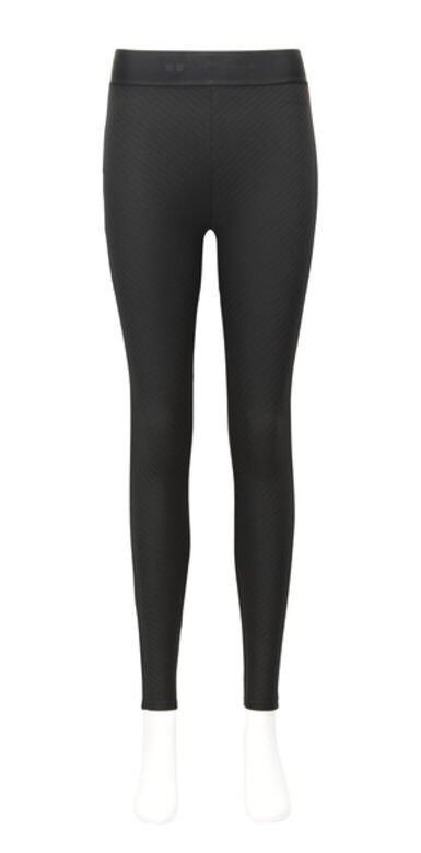 Uniqlo x Alexander Wang 2018 Heattech Extra Warm系列斜紋leggings也十分好看又顯瘦。$199 Uniqlo x Alexander Wang 2018 Heattech Extra Warm系列斜紋leggings也十分好看又顯瘦。$199