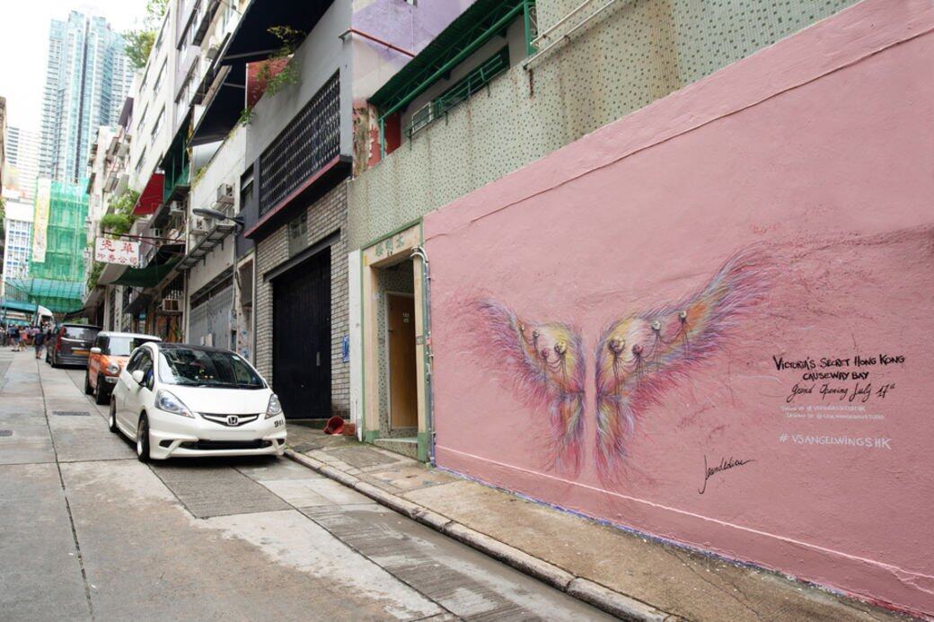 上環西街藝術家:Elsa Jeandedieu創作靈感:以珊瑚顏色為背景、金色花草為裝飾的Angel 上環西街藝術家:Elsa Jeandedieu創作靈感:以珊瑚顏色為背景、金色花草為裝飾的Angel