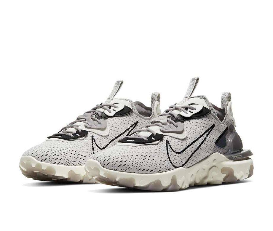 其誇張美學效果的鞋面設計則根據經典跑鞋Air Span II和Internationalist而成。Nike React Vision D 其誇張美學效果的鞋面設計則根據經典跑鞋Air Span II和Internationalist而成。Nike React Vision D