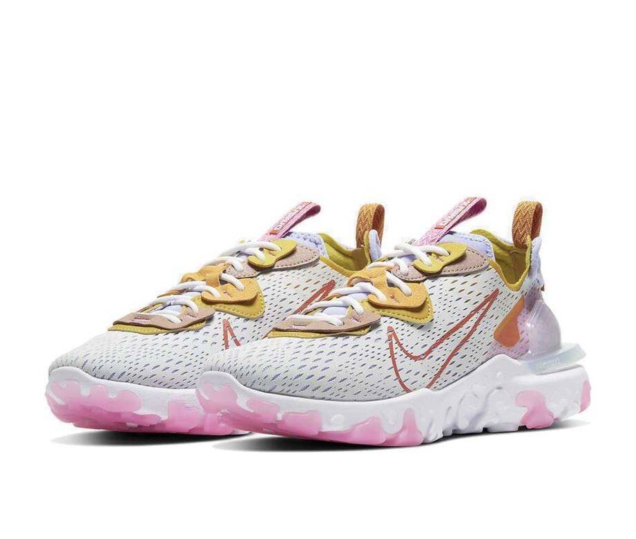 帶粉紅色調的Nike React Vision較為少女,是不少女生的首選款式。 帶粉紅色調的Nike React Vision較為少女,是不少女生的首選款式。