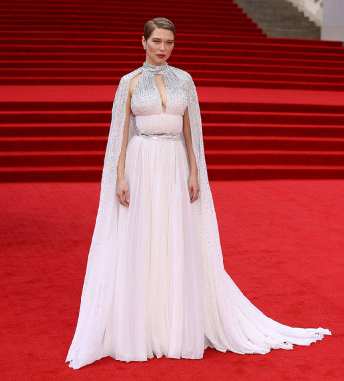 Léa Seydoux出席《No Time To Die》首映禮時身穿Louis Vuitton為她訂造的白色晚裝，deep V設計