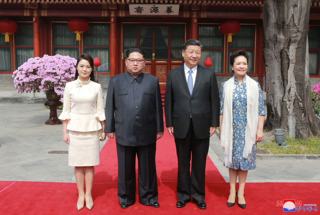 跟做主人家的習近平夫人彭麗媛相比,李雪主這一次訪京的服飾沒有採 跟做主人家的習近平夫人彭麗媛相比,李雪主這一次訪京的服飾沒有採