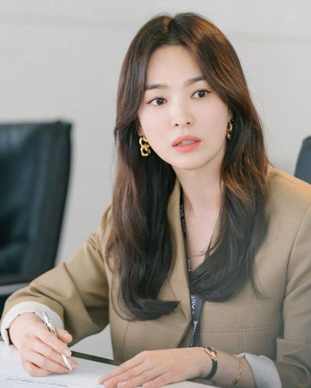 第二集中,宋慧喬因銷量下滑與公司高層開檢討會,她戴著份量感金色鏈 第二集中,宋慧喬因銷量下滑與公司高層開檢討會,她戴著份量感金色鏈