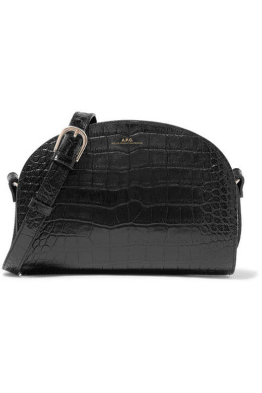 A.P.C.黑色斜揹袋 $3,600 available at net-a-porter.com A.P.C.黑色斜揹袋 $3,600 available at net-a-porter.com