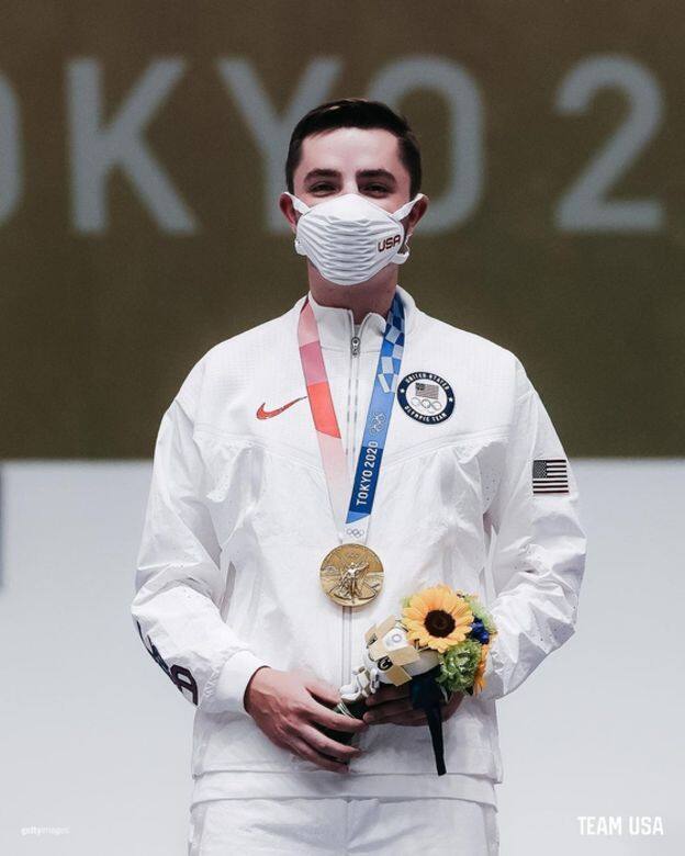 美國代表隊的射擊選手William Shaner在7月25日摘下射擊項目金牌,當他上台領 美國代表隊的射擊選手William Shaner在7月25日摘下射擊項目金牌,當他上台領