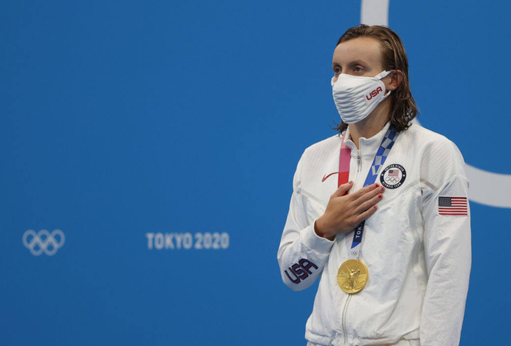 Katie Ledecky在自由式400公尺奪得銀牌時也戴著這款口罩,跟Ralph Lauren設計的涼感外 Katie Ledecky在自由式400公尺奪得銀牌時也戴著這款口罩,跟Ralph Lauren設計的涼感外