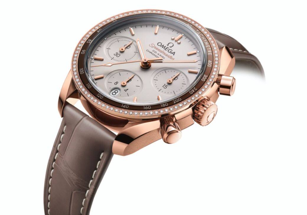 Speedmaster灰啡色皮革錶帶腕錶的指針和小時刻度都以18K Sedna金鑄造,6時位置 Speedmaster灰啡色皮革錶帶腕錶的指針和小時刻度都以18K Sedna金鑄造,6時位置