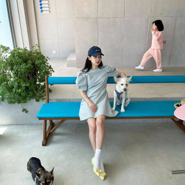 穿搭重點：棒球帽＋連身裙＋尖頭平底鞋＋短襪韓國女演員尹昇娥這身穿搭實
