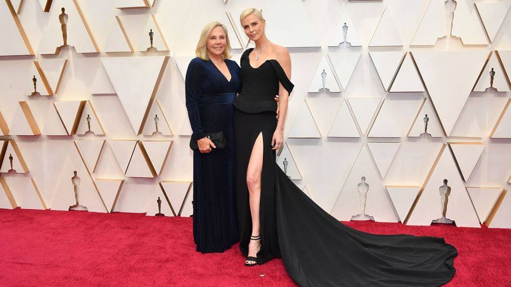Charlize Theron黑色且並無太多細節的訂製禮服是來自品牌Dior,設設極簡俐落,只以 Charlize Theron黑色且並無太多細節的訂製禮服是來自品牌Dior,設設極簡俐落,只以