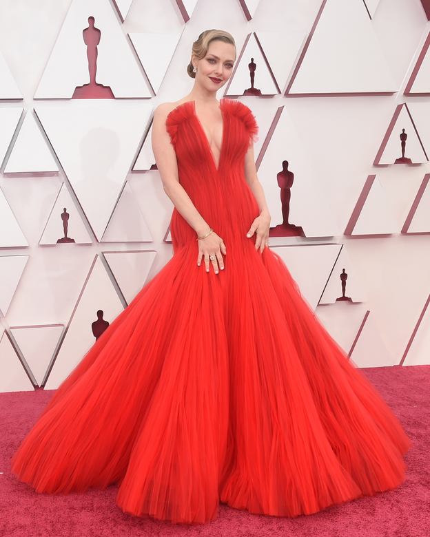 Amanda Seyfried 的紅地毯造型從來不會叫人失望，她身穿Giorgio Armani Privé紅色露肩連身裙並