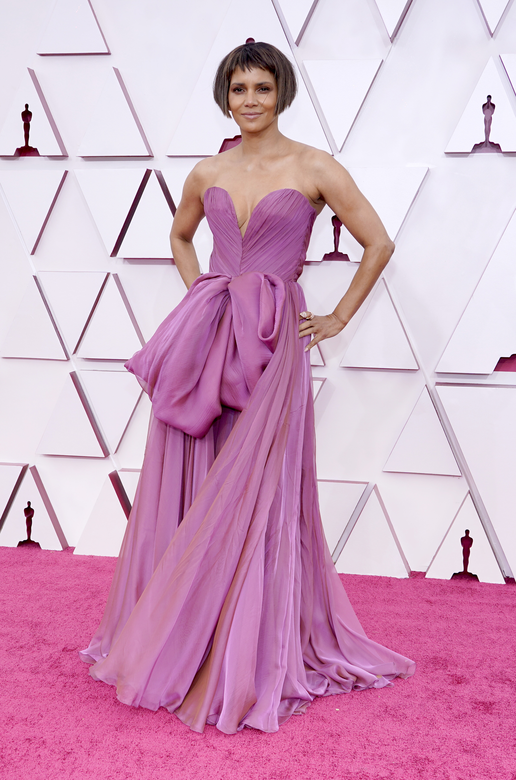 Halle Berry一襲紫紅色蝴蝶結露肩連身,絕對吸引大批攝影師的目光! Halle Berry一襲紫紅色蝴蝶結露肩連身,絕對吸引大批攝影師的目光!
