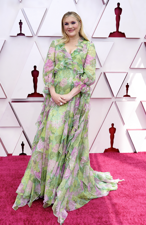 導演Emerald Fennell 選擇以親民的Gucci花卉圖案連身裙亮相紅地毯,散發濃濃春日氣 導演Emerald Fennell 選擇以親民的Gucci花卉圖案連身裙亮相紅地毯,散發濃濃春日氣