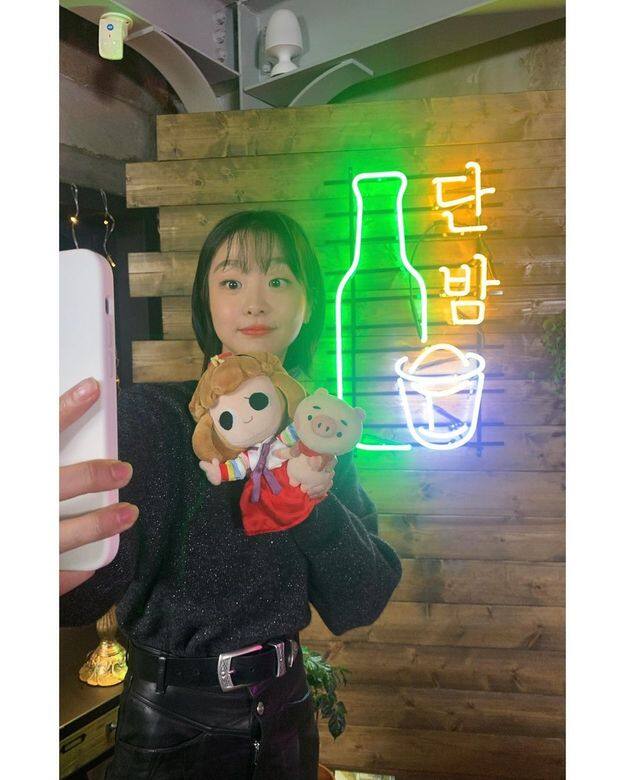 出席活動時,金多美打扮則較為成熟,例如穿上V領針織配皮褲,繫上粗皮 出席活動時,金多美打扮則較為成熟,例如穿上V領針織配皮褲,繫上粗皮