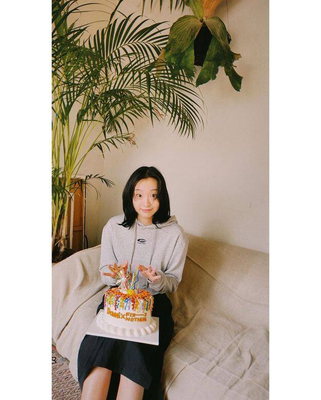 金多美私下喜歡以衛衣、休閒長褲的裝束示人,予人平易近人的魅力。Photo:https 金多美私下喜歡以衛衣、休閒長褲的裝束示人,予人平易近人的魅力。Photo:https