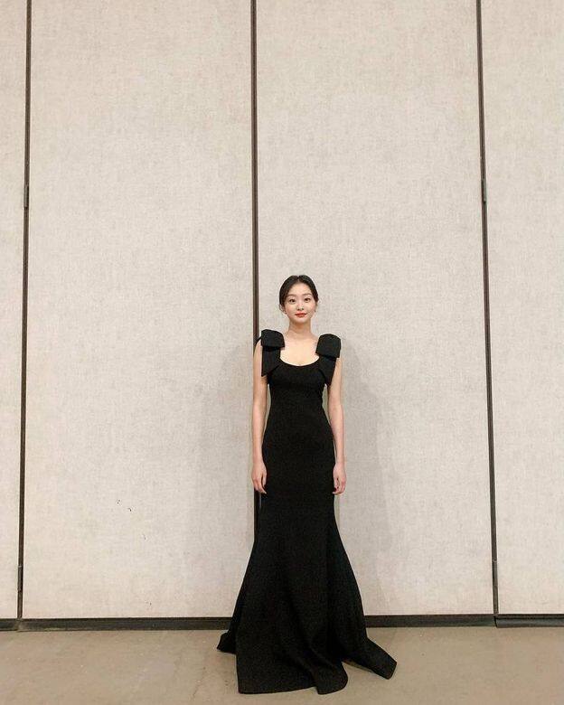 除了以上造型外,金多美也有穿起低胸晚裝裙的時候,散發女人味。Photo:https://www 除了以上造型外,金多美也有穿起低胸晚裝裙的時候,散發女人味。Photo:https://www