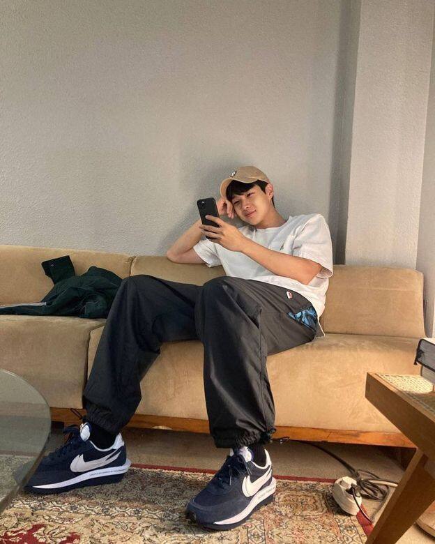 同樣擁有巴掌臉、相當童顏的崔宇植,看起來不像已是踏入30歲,加上1.81 同樣擁有巴掌臉、相當童顏的崔宇植,看起來不像已是踏入30歲,加上1.81