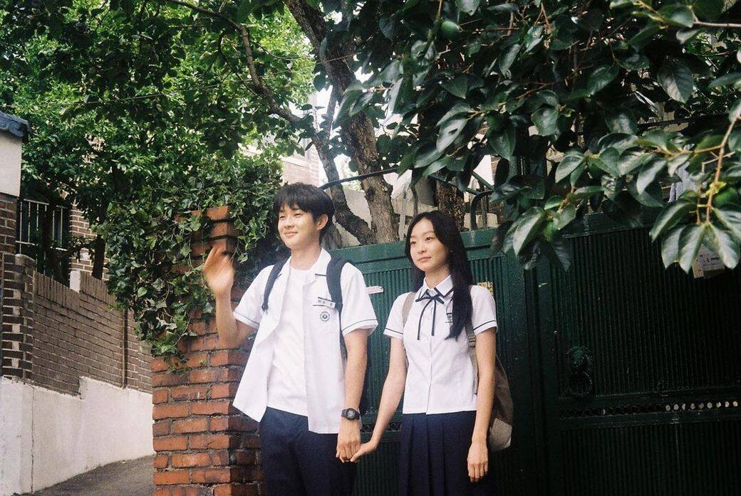 故事一開始講述崔雄(崔宇植 飾演)和國延秀(金多美 飾演)在高中時因拍攝 故事一開始講述崔雄(崔宇植 飾演)和國延秀(金多美 飾演)在高中時因拍攝