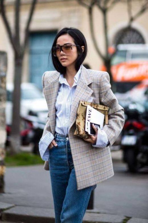 西裝外套配合直條恤衫塑造悠閒的工作look。 西裝外套配合直條恤衫塑造悠閒的工作look。