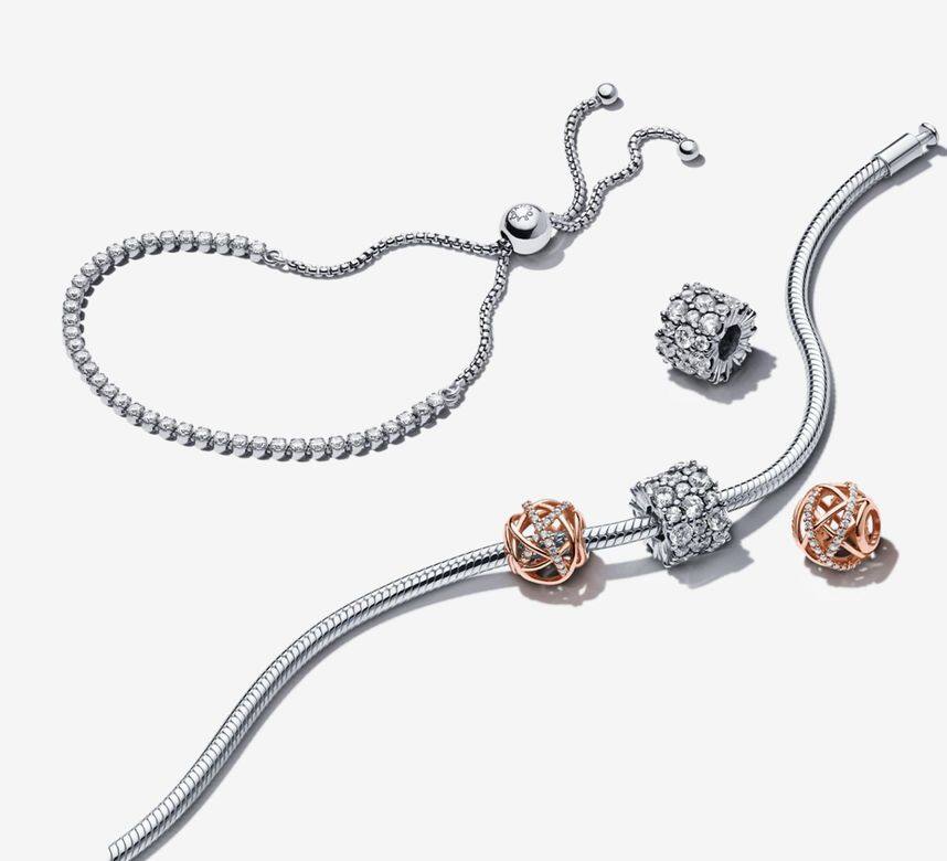 Pandora Timeless系列經常推出新品,對比線條、鑲空星宿、紋條字母、水滴流光等,款式靈 Pandora Timeless系列經常推出新品,對比線條、鑲空星宿、紋條字母、水滴流光等,款式靈