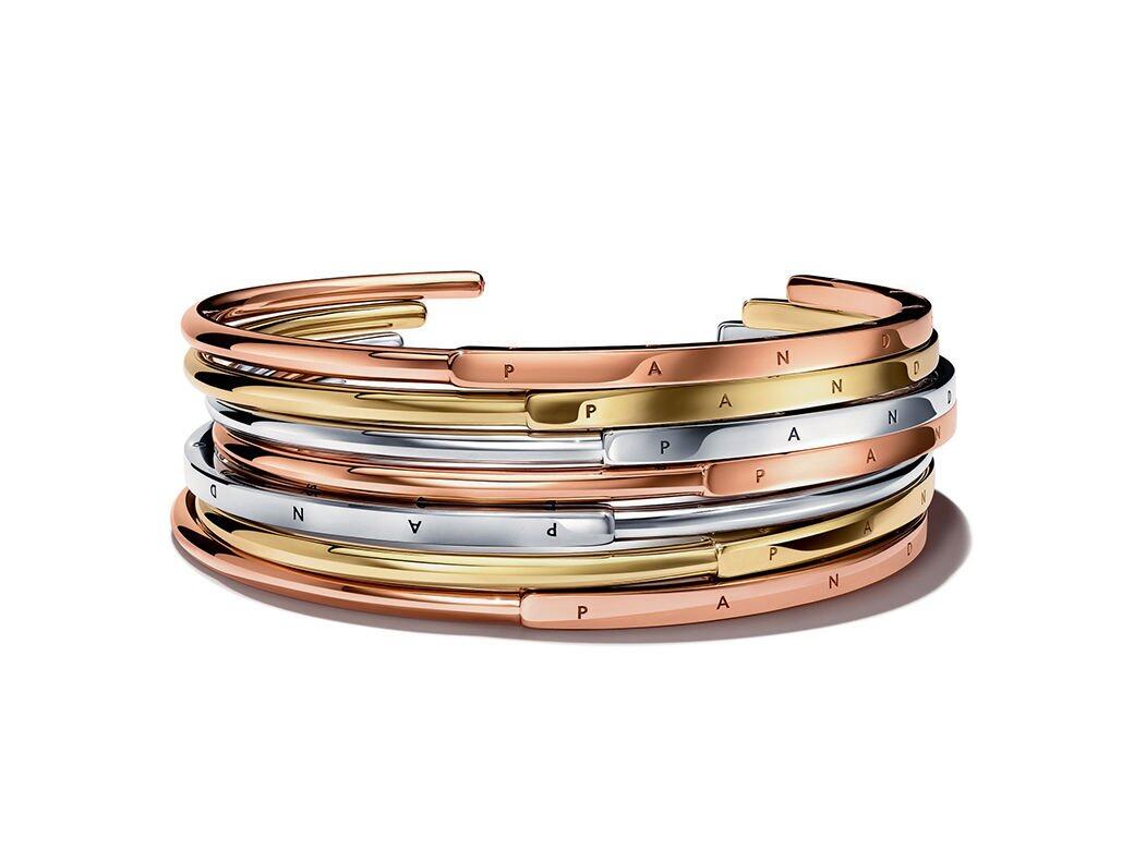 全新Pandora Signature 標誌手鐲 (I-D Bangle) 是系列中的必入手單品之一,手鐲取名「I-D」, 象 全新Pandora Signature 標誌手鐲 (I-D Bangle) 是系列中的必入手單品之一,手鐲取名「I-D」, 象