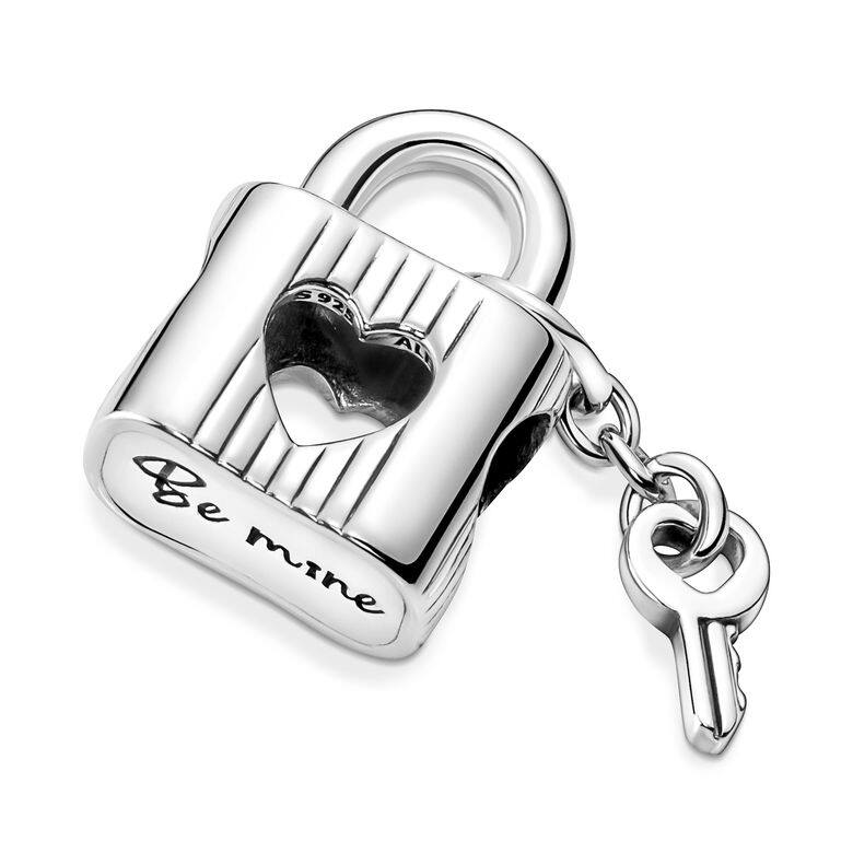 最新情人節系列中的另一重點款式為心形掛鎖配鑰匙串飾，獨特串飾選