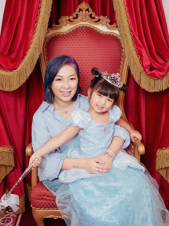 著名電台DJ朱薰也帶女兒妹之來到香港迪士尼樂園，讓她一嚐化身公主