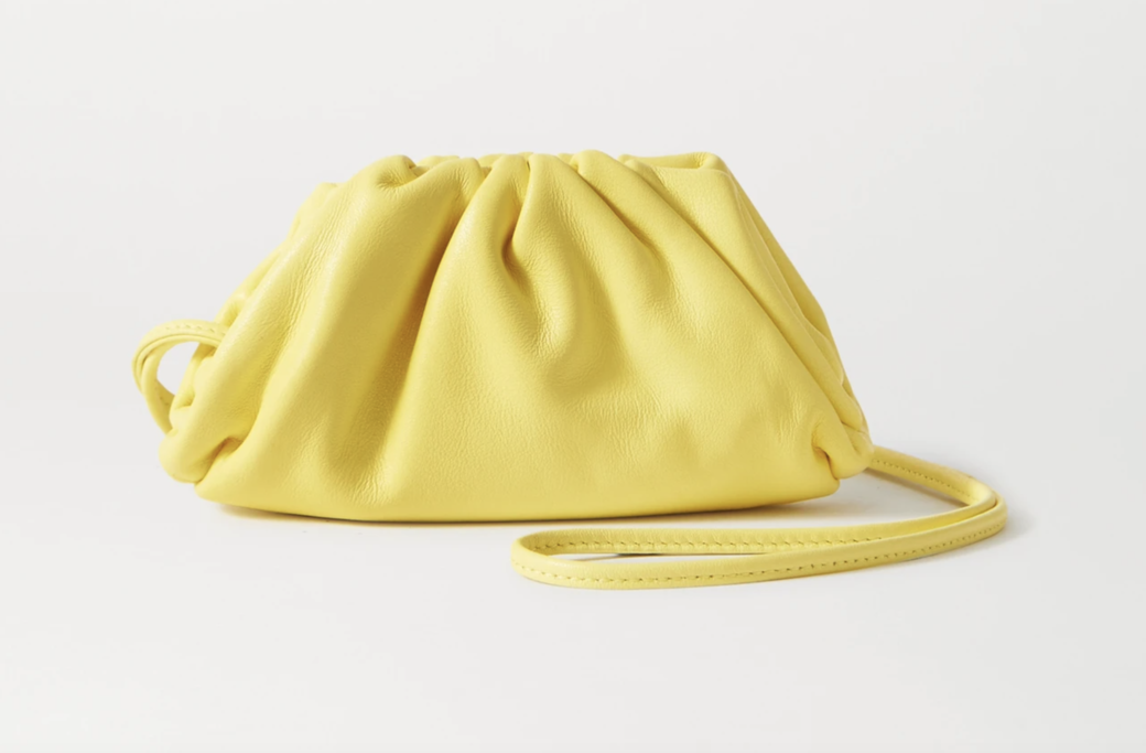 Bottega Veneta的「The Pouch」在2019年首次登場，成為品牌的新經典「It bag」，這款迷你新版呼應