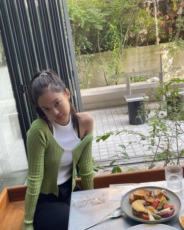 Jennie以白色入膊背心搭配Jacquemus羅勒綠色的小外套,除了替穿搭增加亮點,也讓 Jennie以白色入膊背心搭配Jacquemus羅勒綠色的小外套,除了替穿搭增加亮點,也讓