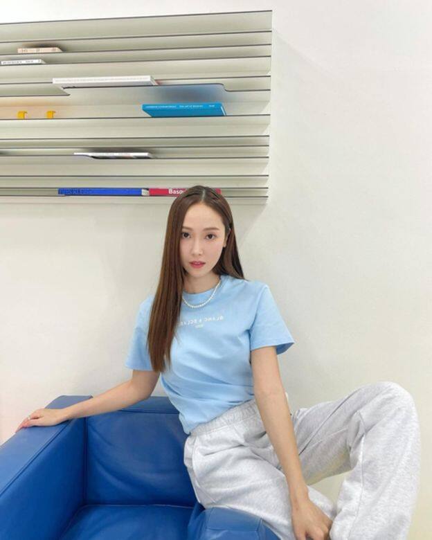 Jessica穿上棉花糖藍色的T恤搭配棉褲實在太活潑可人！舒服自然之於，比起