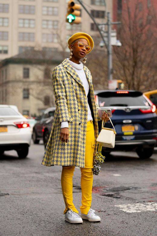 時尚達人巧妙地將不同的亮麗黃色單品與白色款式作配襯，予人感覺更
