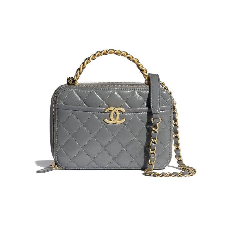 不少女士都喜歡化裝箱手袋（vanity case），這款Chanel的灰色小羊皮化裝箱的前後拉