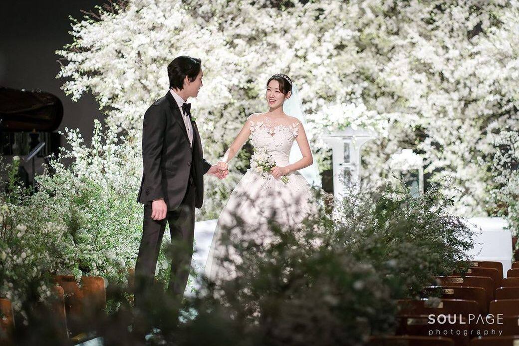 早前，她與演員崔泰俊舉行婚禮，邀請演藝圈多個好友參加，當中包括有李