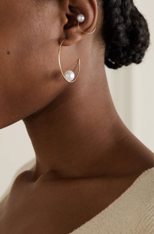 這款Mizuki的單隻耳骨夾貫徹品牌極簡的風格，以14K黃金製成，配搭淡水珍