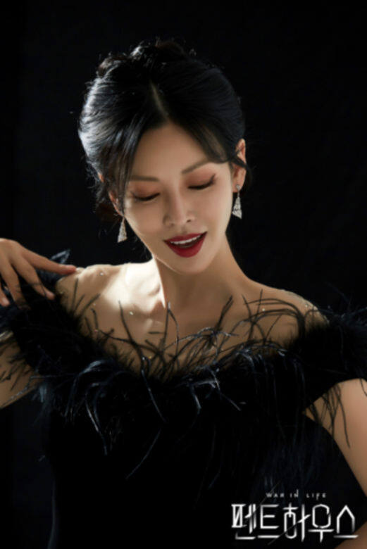 因為金素妍在劇中是位著名的女高音，她經常穿著帶有華麗羽毛的黑色