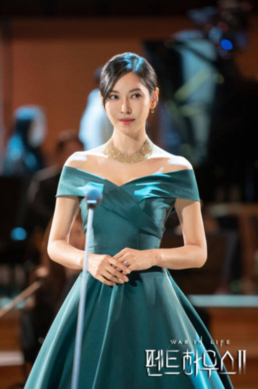 在表演的舞台上金素妍身穿藍青色瓶口禮服搭配金色鑽石頸鏈，為了讓