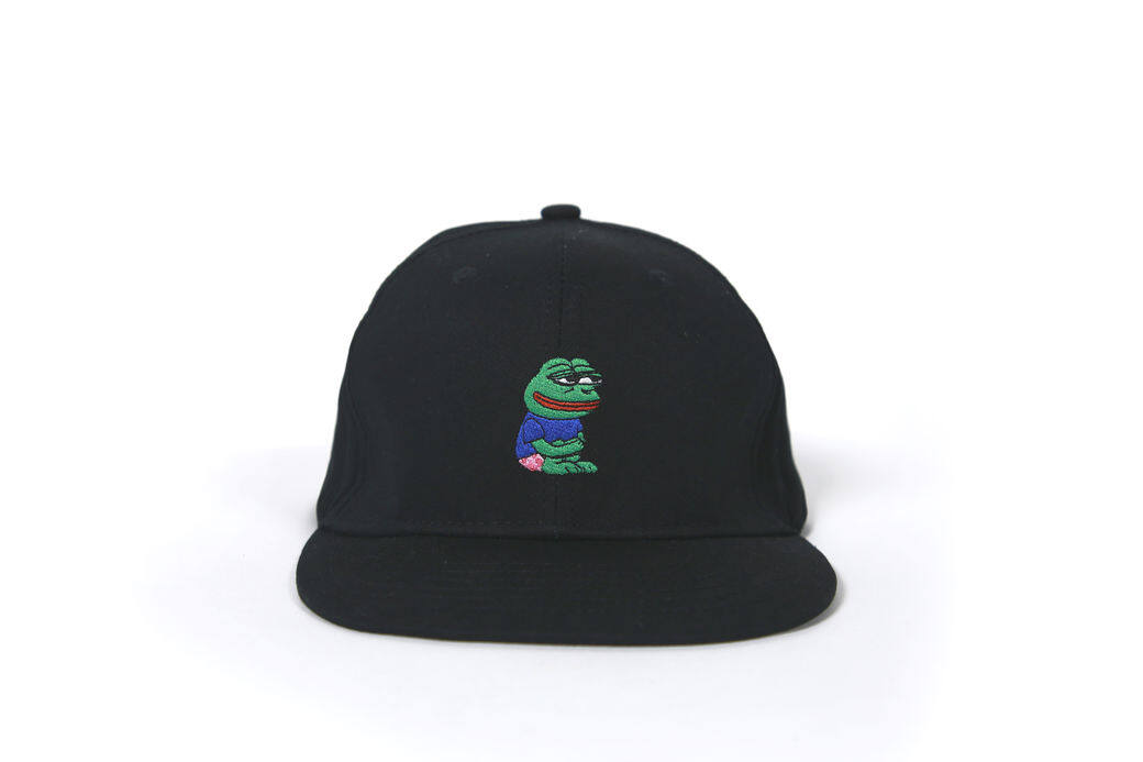 Pepe刺繡棒球帽 $128易配襯的黑色及白色cap帽,均繡了Pepe的樣子於正中央,而 Pepe刺繡棒球帽 $128易配襯的黑色及白色cap帽,均繡了Pepe的樣子於正中央,而