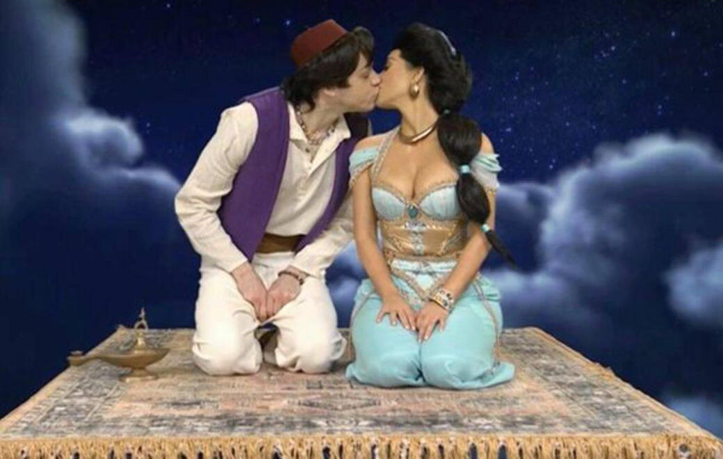 10月，Kim和Pete在《Saturday Night Live》演出短劇《阿拉丁》一吻定情。有留意美國娛樂圈的人