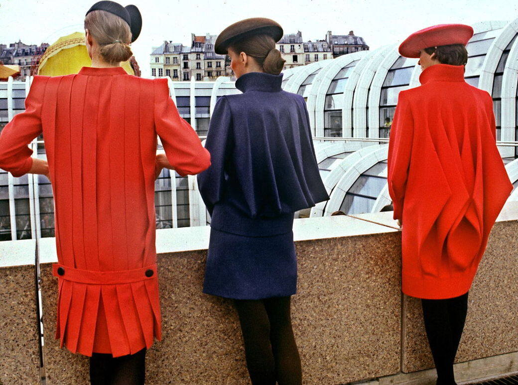 在1946年,Pierre Cardin24歲時,已為現代藝術鬼才Jean Cocteau執導的電影《美女與野獸》(Beauty and 在1946年,Pierre Cardin24歲時,已為現代藝術鬼才Jean Cocteau執導的電影《美女與野獸》(Beauty and