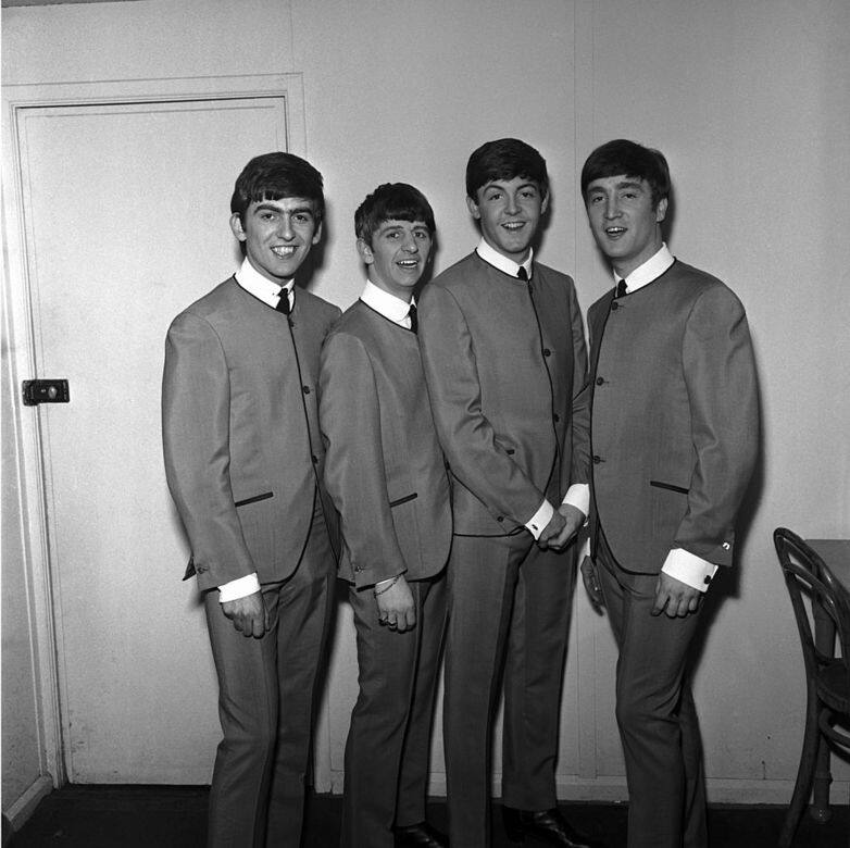 而他在服裝設計上的成就當然不僅如此，英倫傳奇樂團The Beatles在首張專輯