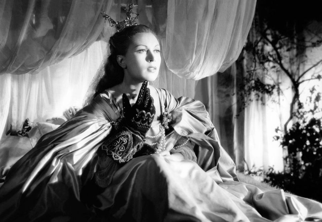在1946年，Pierre Cardin24歲時，已為現代藝術鬼才Jean Cocteau執導的電影《美女與野獸》（Beauty and