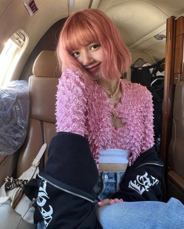 不少女生都擔心這種莓果粉紅髮型難以配搭服飾,但Lisa就利用粉紅色crop 不少女生都擔心這種莓果粉紅髮型難以配搭服飾,但Lisa就利用粉紅色crop