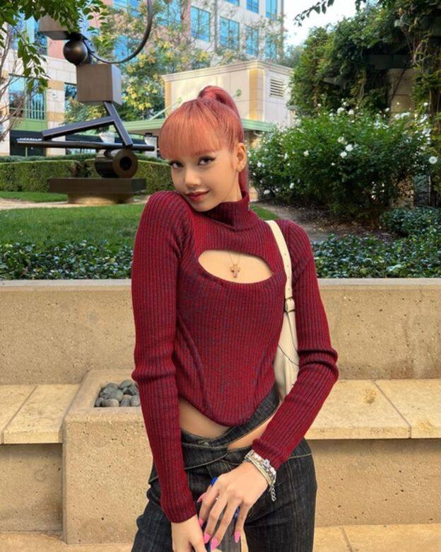 能顯白膚色的莓果粉紅髮色,其實也很適合同屬紅色調的服飾,Lisa穿上Vivienne 能顯白膚色的莓果粉紅髮色,其實也很適合同屬紅色調的服飾,Lisa穿上Vivienne