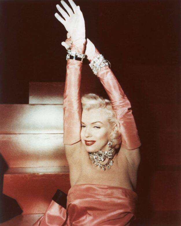 年份:1953年電影:《Gentlemen Prefer Blondes》導演:Howard Hawks電影造型:瑪麗蓮夢露身穿粉紅色晚裝擺 年份:1953年電影:《Gentlemen Prefer Blondes》導演:Howard Hawks電影造型:瑪麗蓮夢露身穿粉紅色晚裝擺