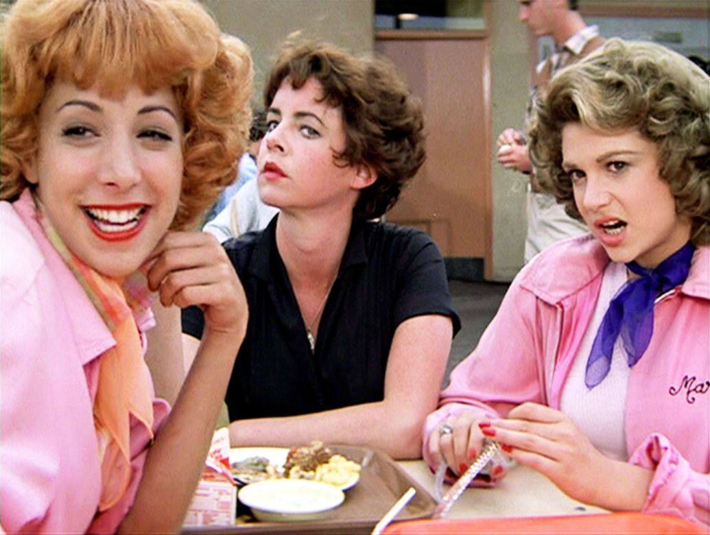 年份:1978年電影:《Grease》導演:Randal Kleiser戲服造型:歌舞劇中不少演員也身穿粉紅色外 年份:1978年電影:《Grease》導演:Randal Kleiser戲服造型:歌舞劇中不少演員也身穿粉紅色外